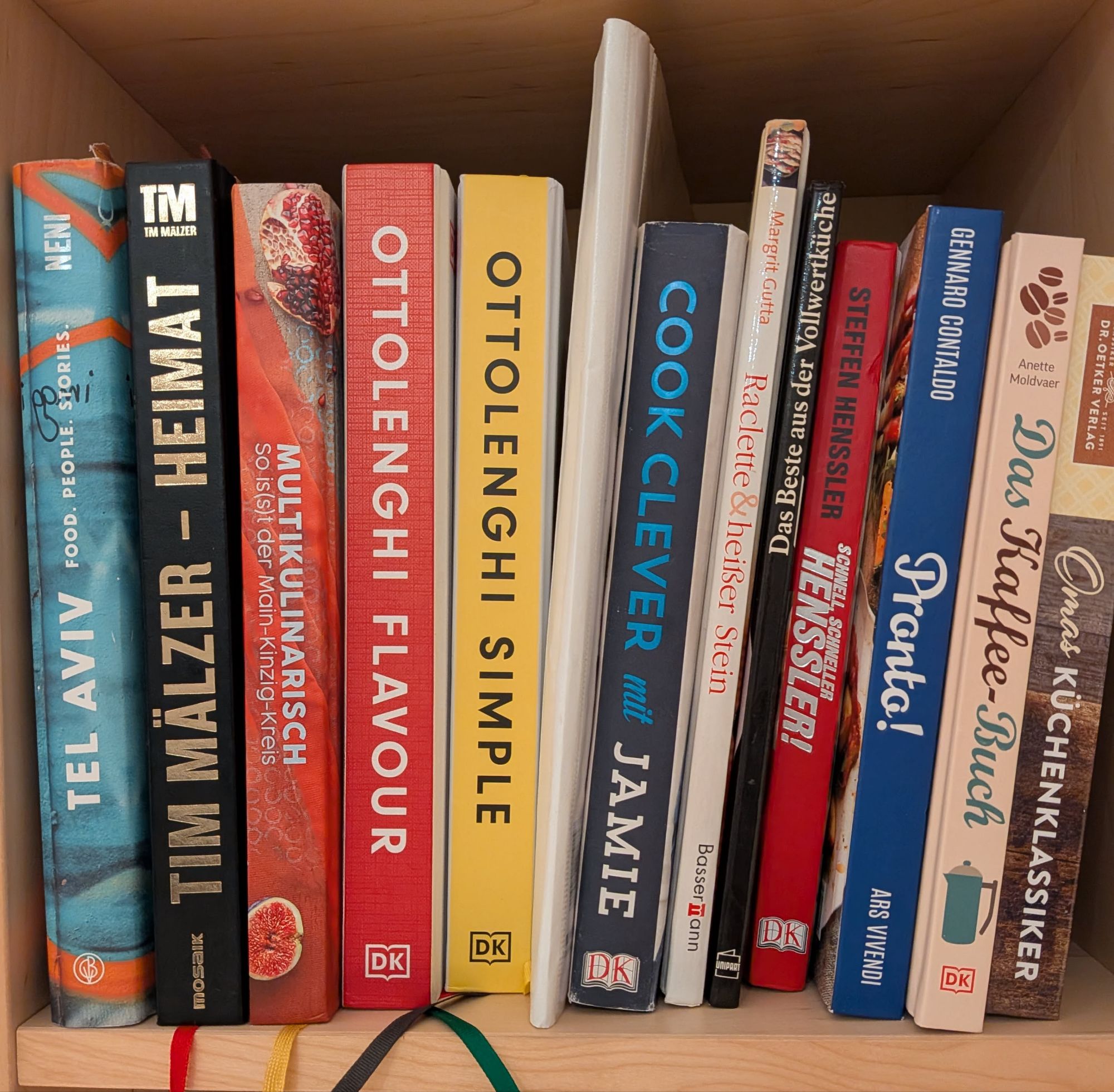 Ein Teil meiner Kochbücher im Regal
