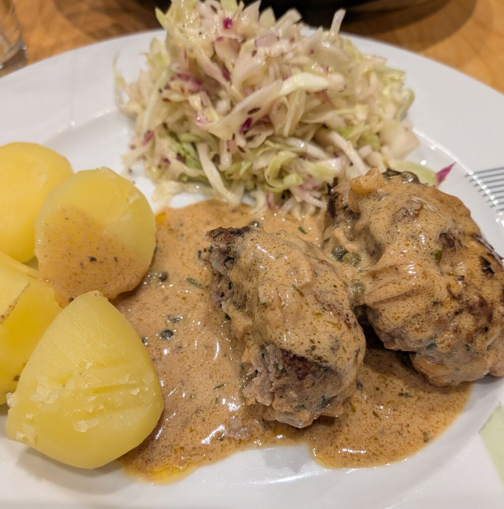 Frikadellen mit Pfeffersoße, Krautsalat und Kartoffeln