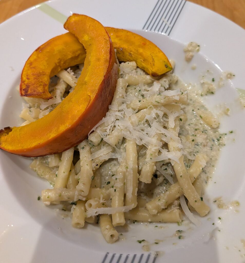 Nudeln mit Zucchinisahnesoße und Kürbis