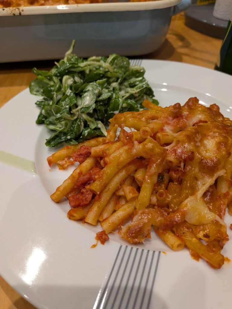 Maccheroni al forno mit Feldsalat