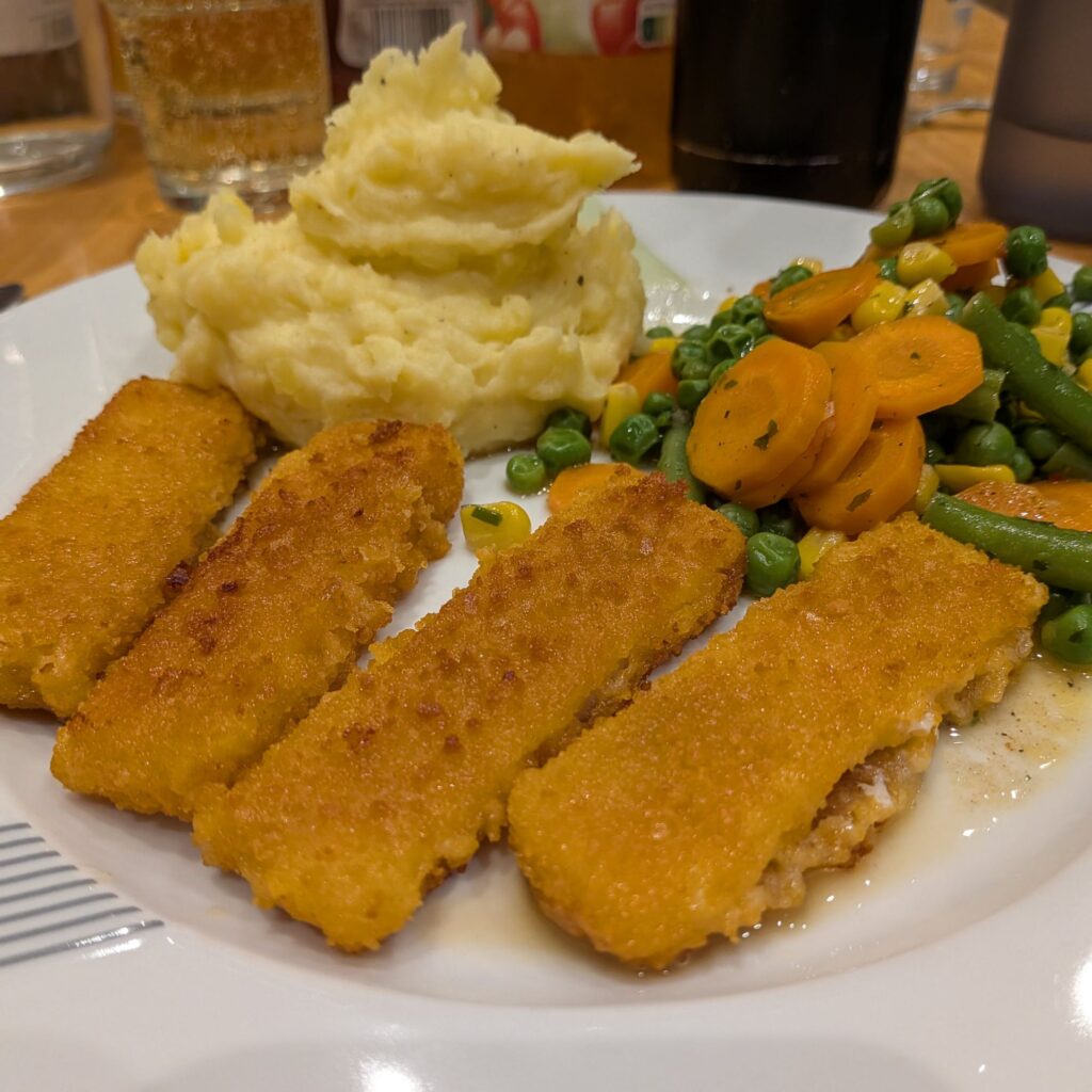Fischstäbchen mit Kartoffelpüree und Mischgemüse